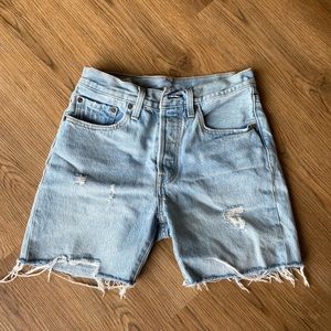 Levi Mid-thigh shorts